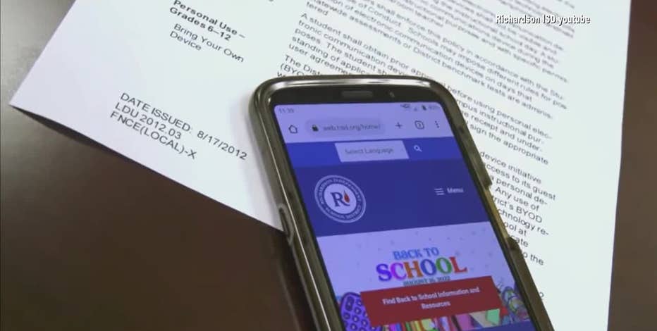 Texas school district to lock students' phones in a bag