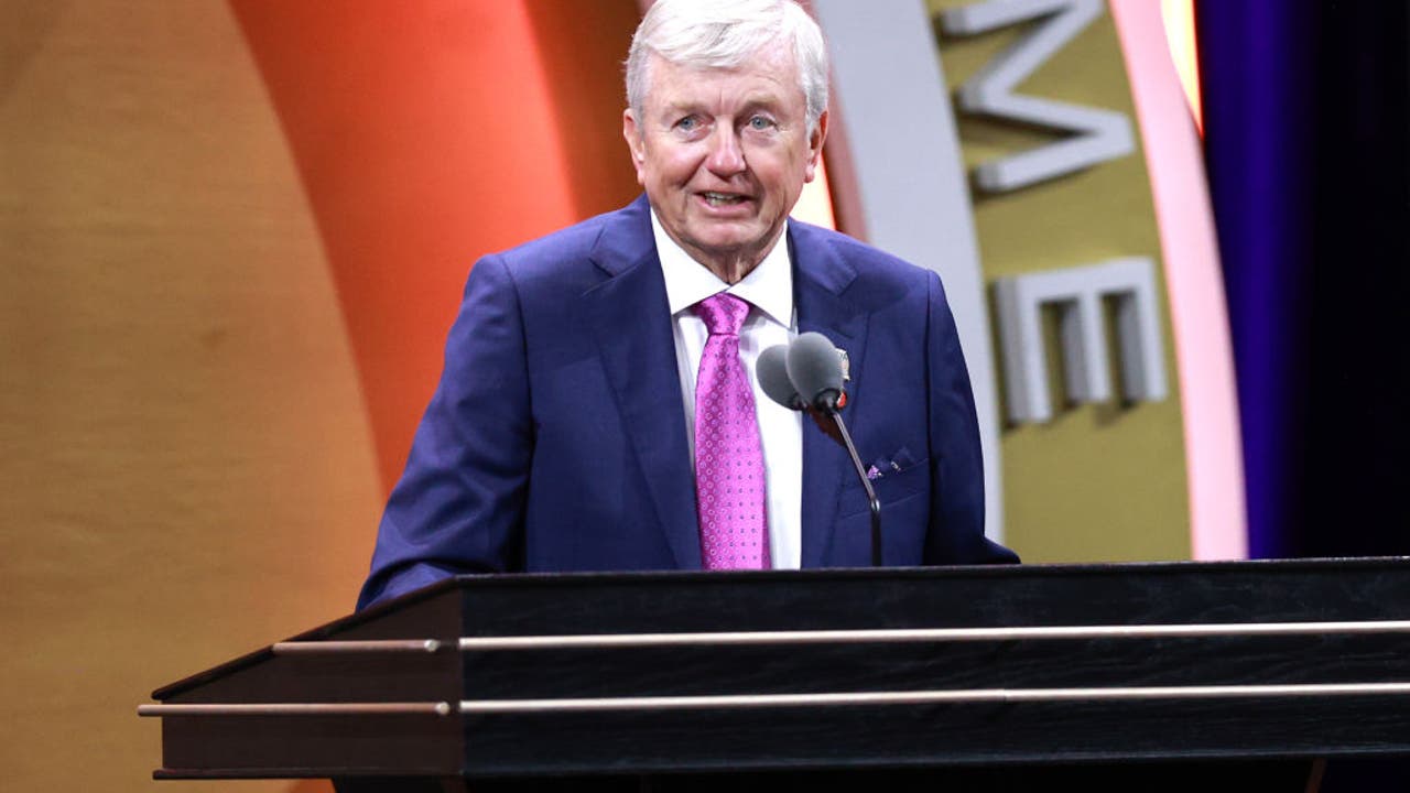 Gary Blair, who started coaching career at South Oak Cliff, inducted