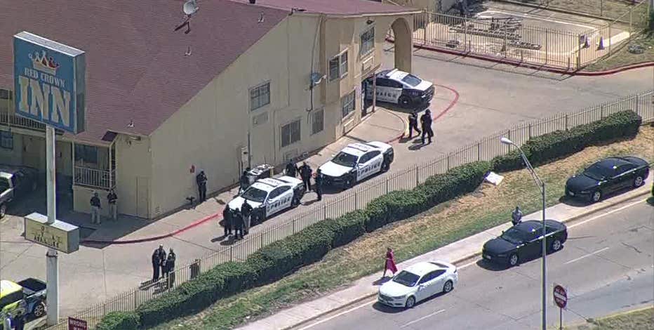 Dallas police shoot armed suspect at Pleasant Grove motel