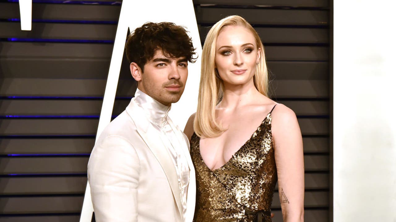 Joe Jonas addresses Sophie Turner divorce on stage during Jonas