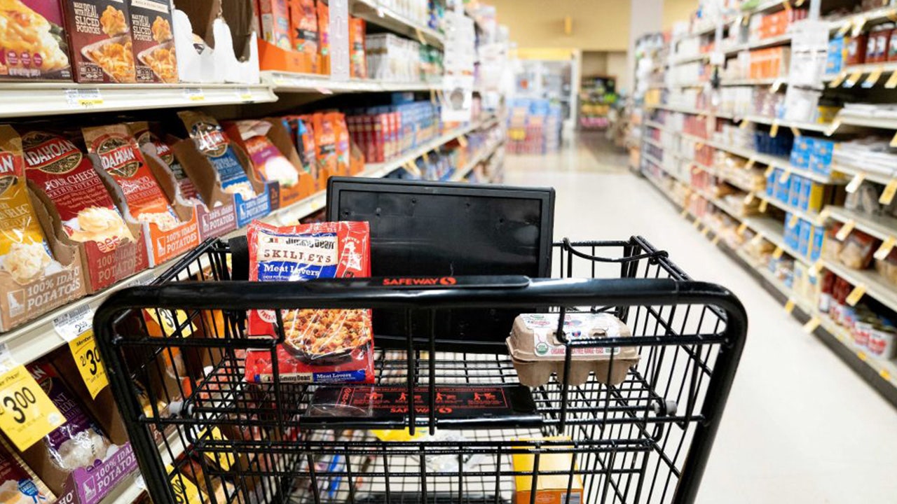 Dallas grocery stores open on Christmas Eve and Christmas Day in 2025