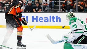 Leo Carlsson scores in an impressive NHL debut, but the Anaheim Ducks lose 3-2 to Dallas