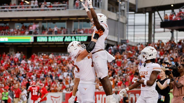 CJ Baxter scores late TD and No. 8 Texas derails Houston’s last-chance drive for a 31-24 win