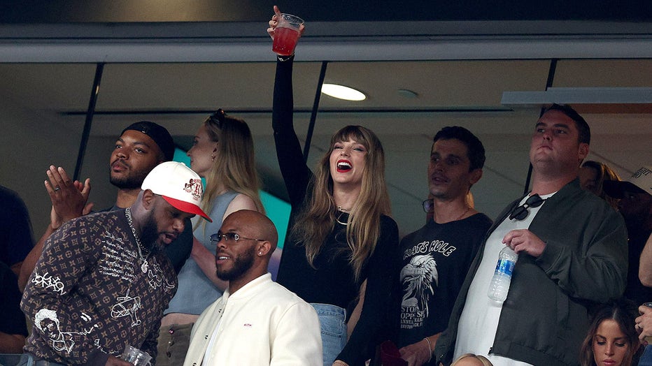 Taylor Swift watches Travis Kelce's Chiefs take on the Jets at MetLife  Stadium