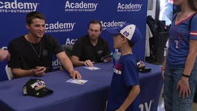 Corey Seager, Josh Jung sign autographs for fans on Saturday; more players to sign autographs Sunday