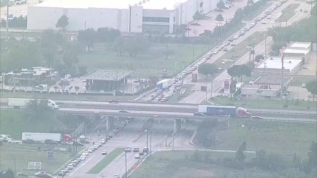 Thousands in need line up for Dallas Thanksgiving food giveaways