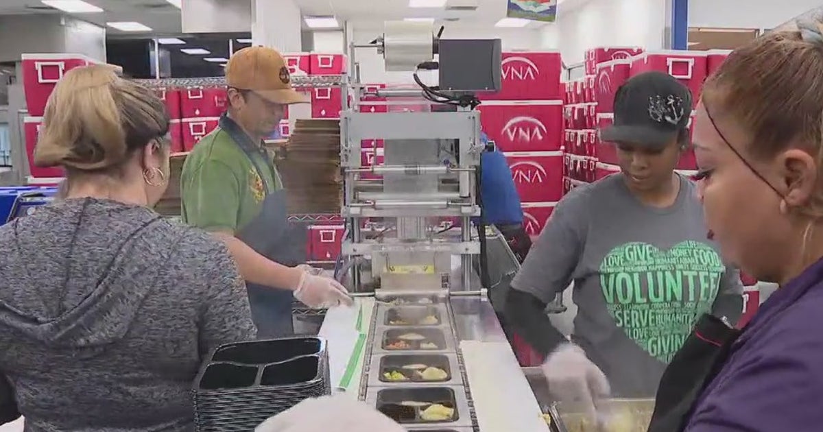 Volunteers deliver holiday meals to seniors in need | FOX 4 Dallas-Fort ...