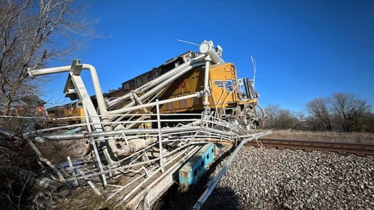VIDEO: North Texas train derails after crash with 18-wheeler | FOX