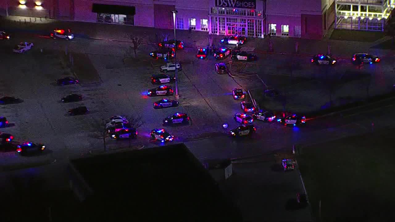Arlington Parks Mall shooting 2 people shot after argument FOX 4
