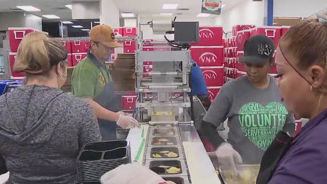 Volunteers deliver holiday meals to seniors in need