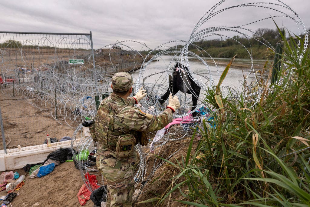 Texas ignores Supreme Court ruling, continues adding razor wire along ...