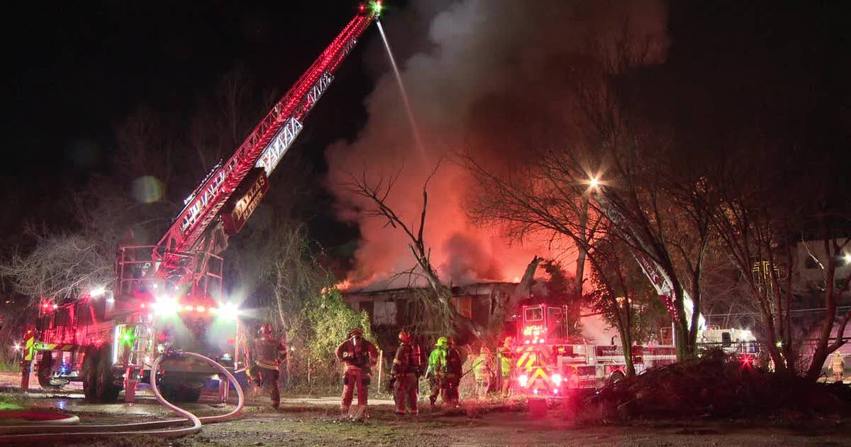 Firefighters battle 2-alarm fire in South Dallas | FOX 4 Dallas-Fort Worth
