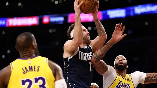Anthony Davis, Lakers overcome Luka Doncic's triple-double to beat Mavericks, 127-110