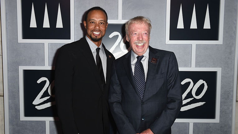 Tiger-Woods-and-Phil-Knight.jpg