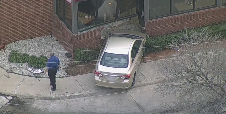Car crashes into Irving Applebee's