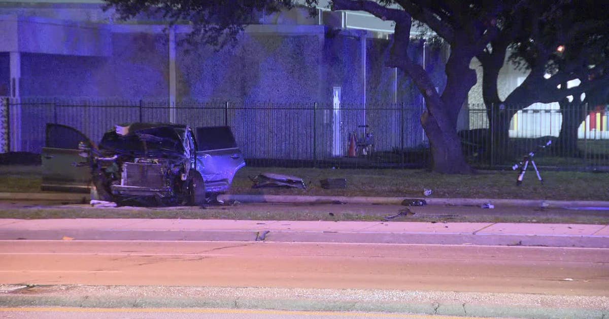 Single-vehicle crash in Dallas leaves 1 dead after crashing into light ...