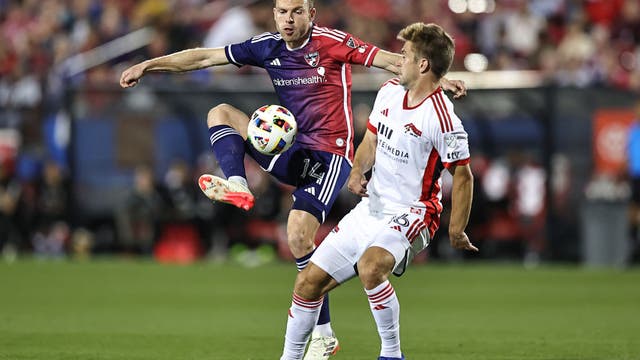 Sealy scores late, Dallas opens with 2-1 victory over Earthquakes
