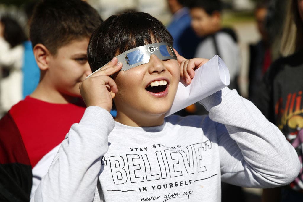 Where to find free solar eclipse glasses before April 8