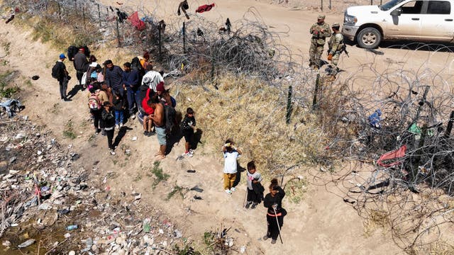 Appeals court reverses order blocking Texas immigration law, setting up Supreme Court showdown