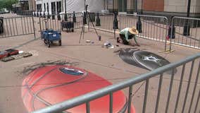 Artist creates 3D Mavs, Stars logos outside AAC