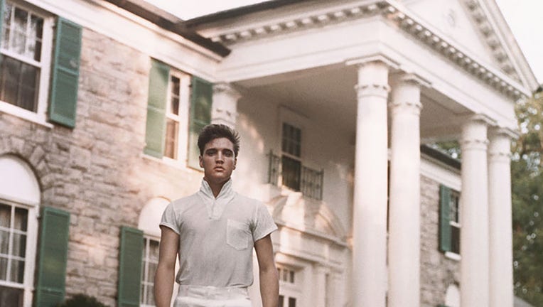 MEMPHIS, TN - CIRCA 1957: Rock and roll singer Elvis Presley strolls the grounds of his Graceland estate in circa 1957. (Photo by Michael Ochs Archives/Getty Images)