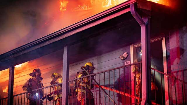 Fort Worth apartment fire displaces 18 adults, 6 children