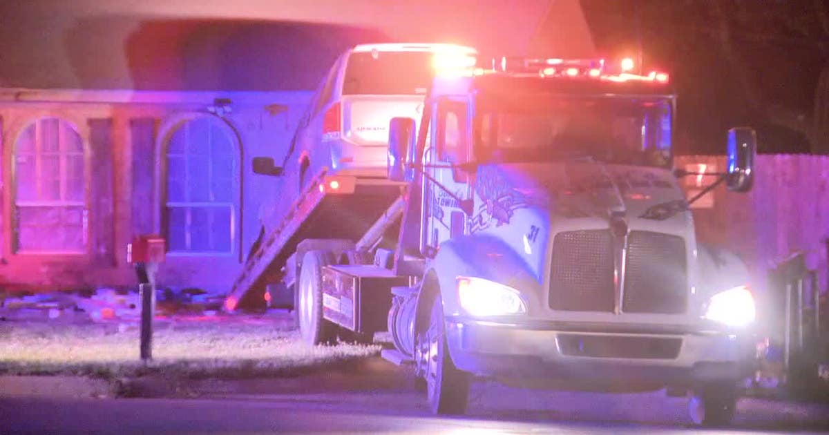 Car crashes into Arlington home, police searching for driver | FOX 4 ...