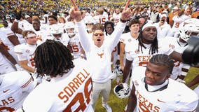 Quinn Ewers throws for 3 touchdowns as No. 3 Texas pounds No. 10 Michigan 31-12