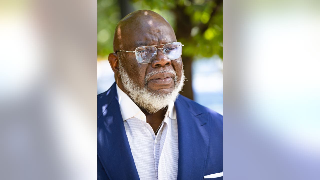 Bishop T.D. Jakes suffers ‘health incident’ during Sunday service Bishop T.D. Jakes suffers ‘health incident’ during Sunday service