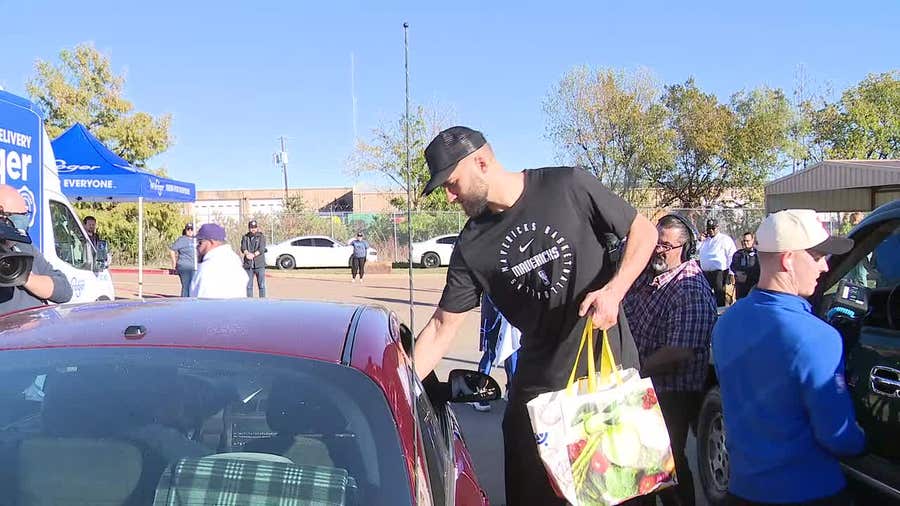 Dallas Mavericks host annual turkey giveaway