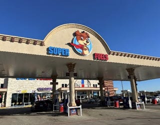 Buc-ee's sues North Texas gas station chain claiming logo is too similar to beaver | FOX 4 Dallas-Fort Worth