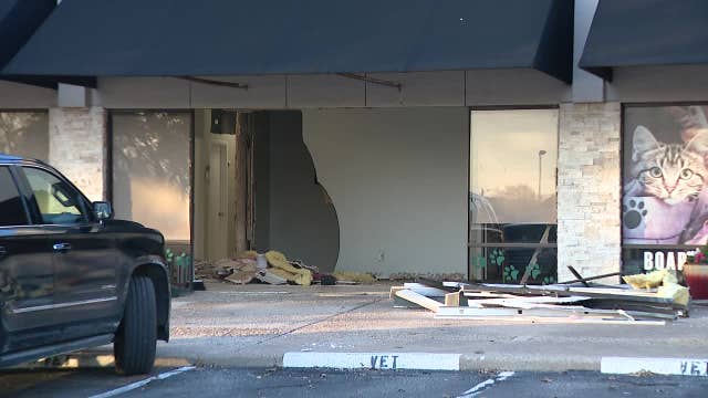 Car crashes into Northwest Dallas animal clinic
