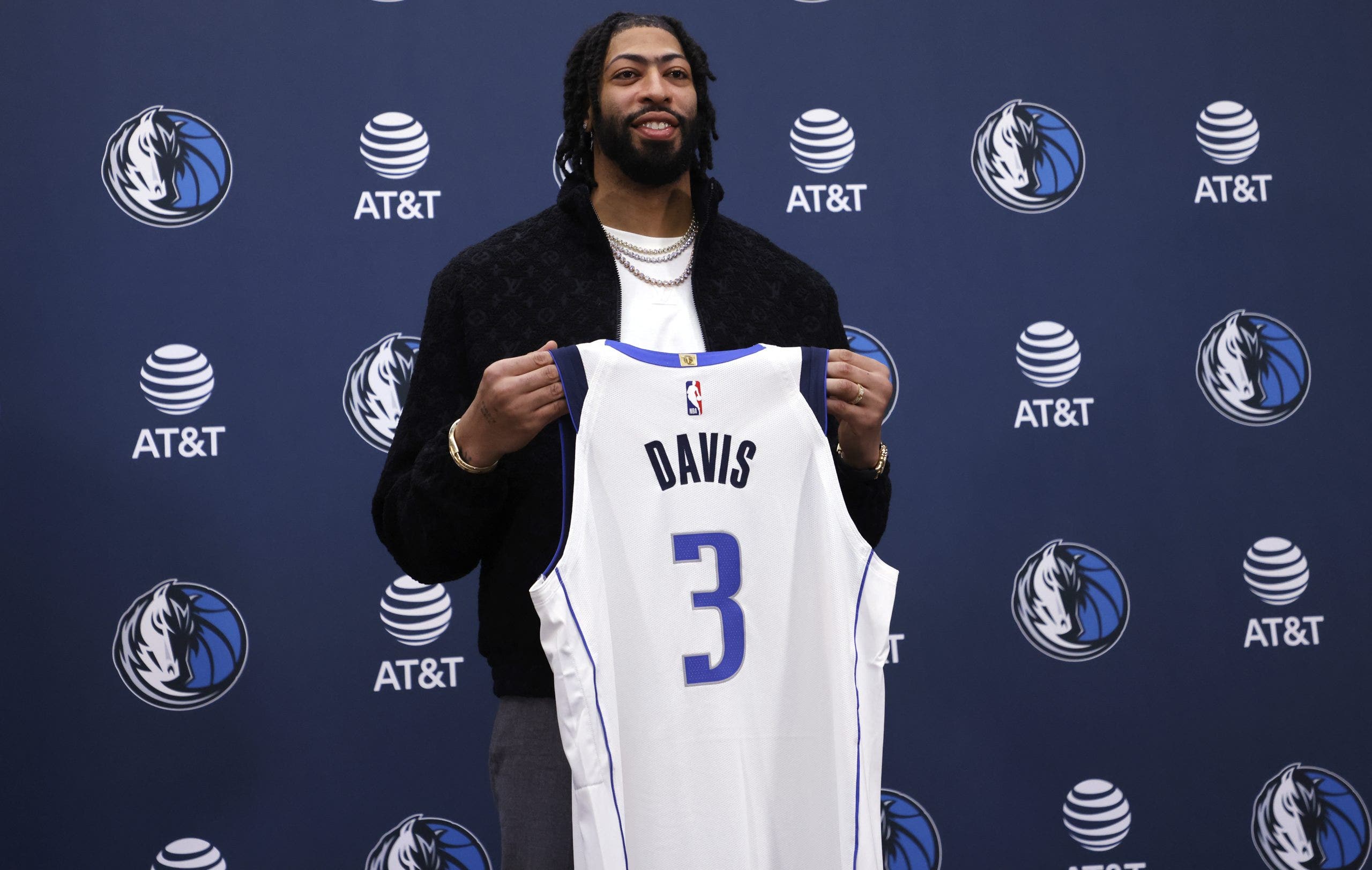 Dallas Mavericks trade Anthony Davis to Washington Wizards, reports say