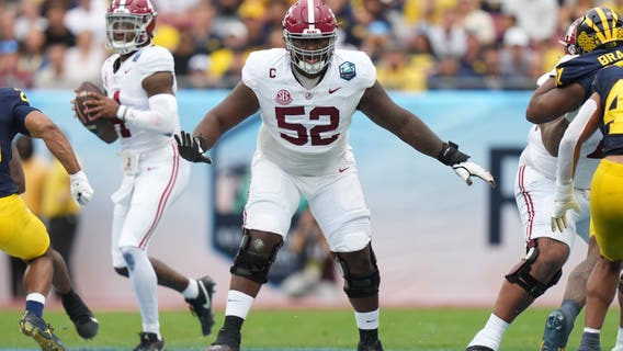 Dallas Cowboys select OG Tyler Booker with first-round pick