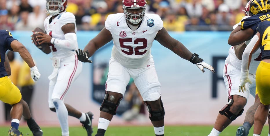 Dallas Cowboys select OG Tyler Booker with first-round pick