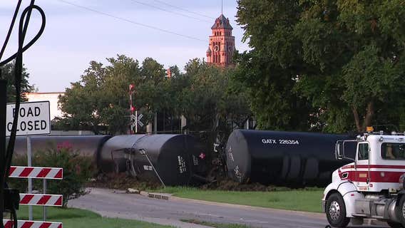 Train derails in downtown Waxahachie, several streets closed