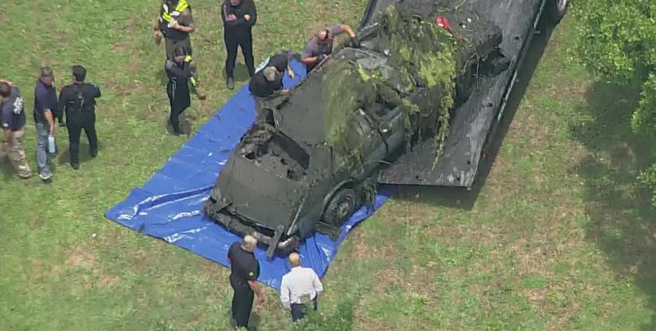 Dallas submerged car found in park pond