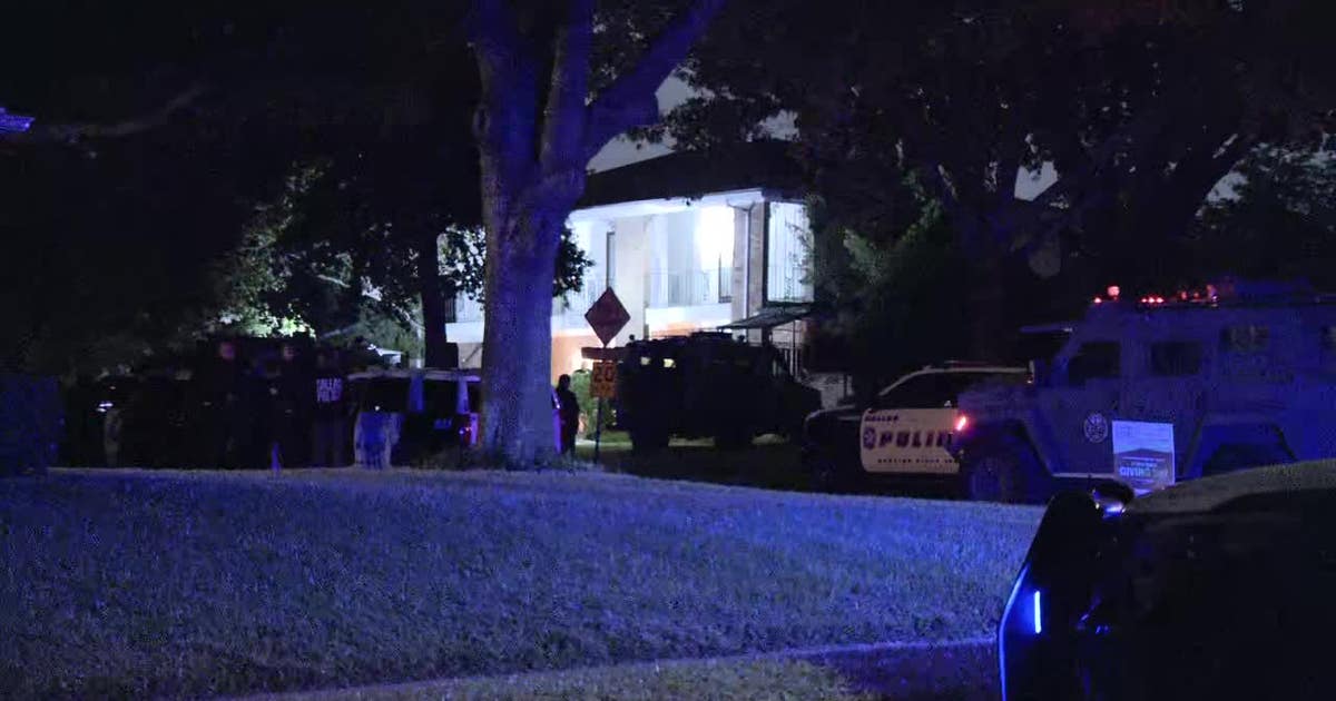 Man killed in Dallas SWAT standoff after charging at officers with ...