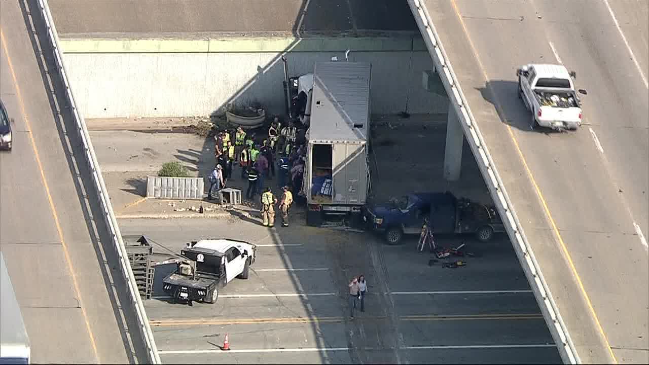 Crash involving cattle trailer shuts down Waxahachie intersection | FOX 4  Dallas-Fort Worth
