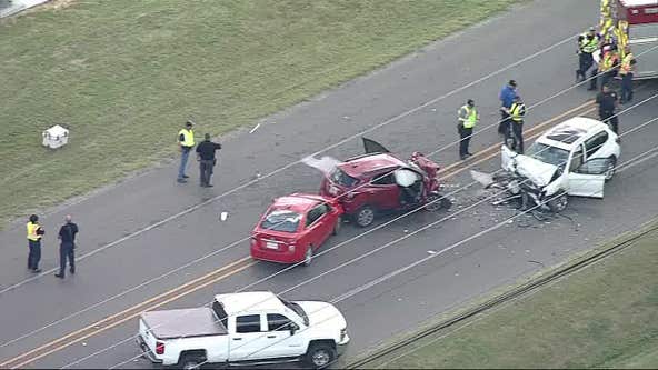 Multi-vehicle crash in Azle kills 2, injures 3 others