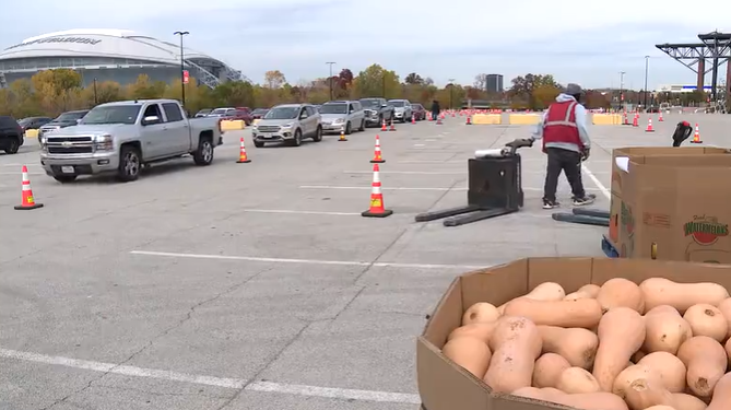 Thousands receive holiday food donations at Arlington distribution event