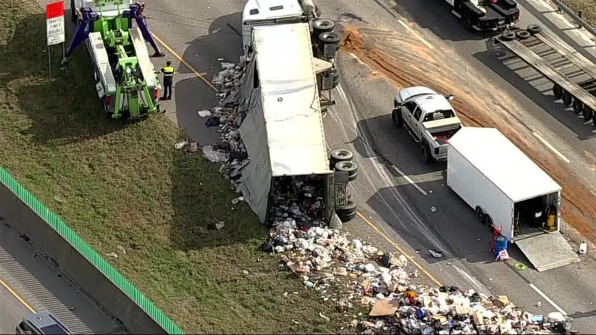 18-wheeler overturns, spills trash along I-20 in Dallas