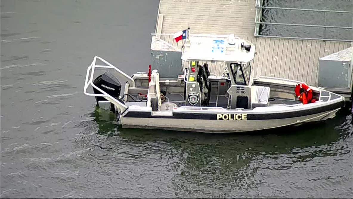 Divers search for missing kayaker's body in Marine Creek Lake