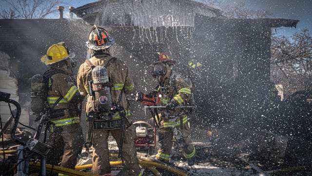 1 woman, 3 dogs die in Fort Worth house fire