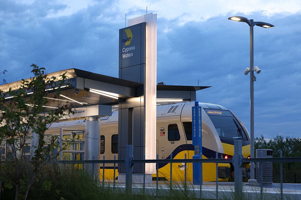 Dallas endorses giving up control of DART board in attempt to save service