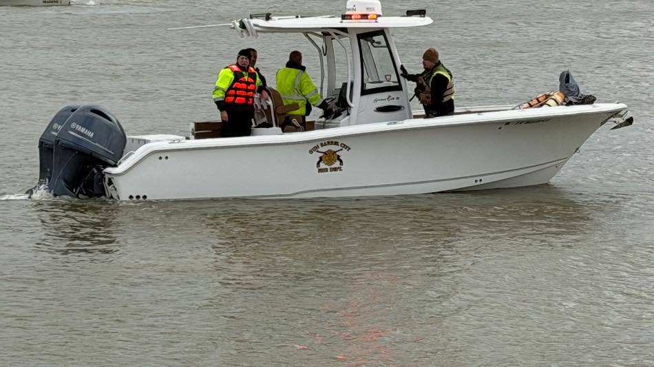 2 duck hunters rescued after boat sinks in Cedar Creek Lake