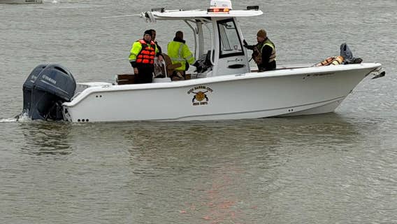 2 duck hunters rescued after boat sinks in Cedar Creek Lake