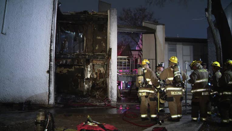 Dallas firefighter injured in overnight apartment fire