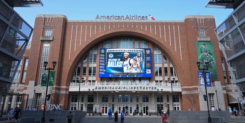 Dallas Mavs to close AAC entrances to 'maintain building temperature' during Saturday's game against LA Lakers