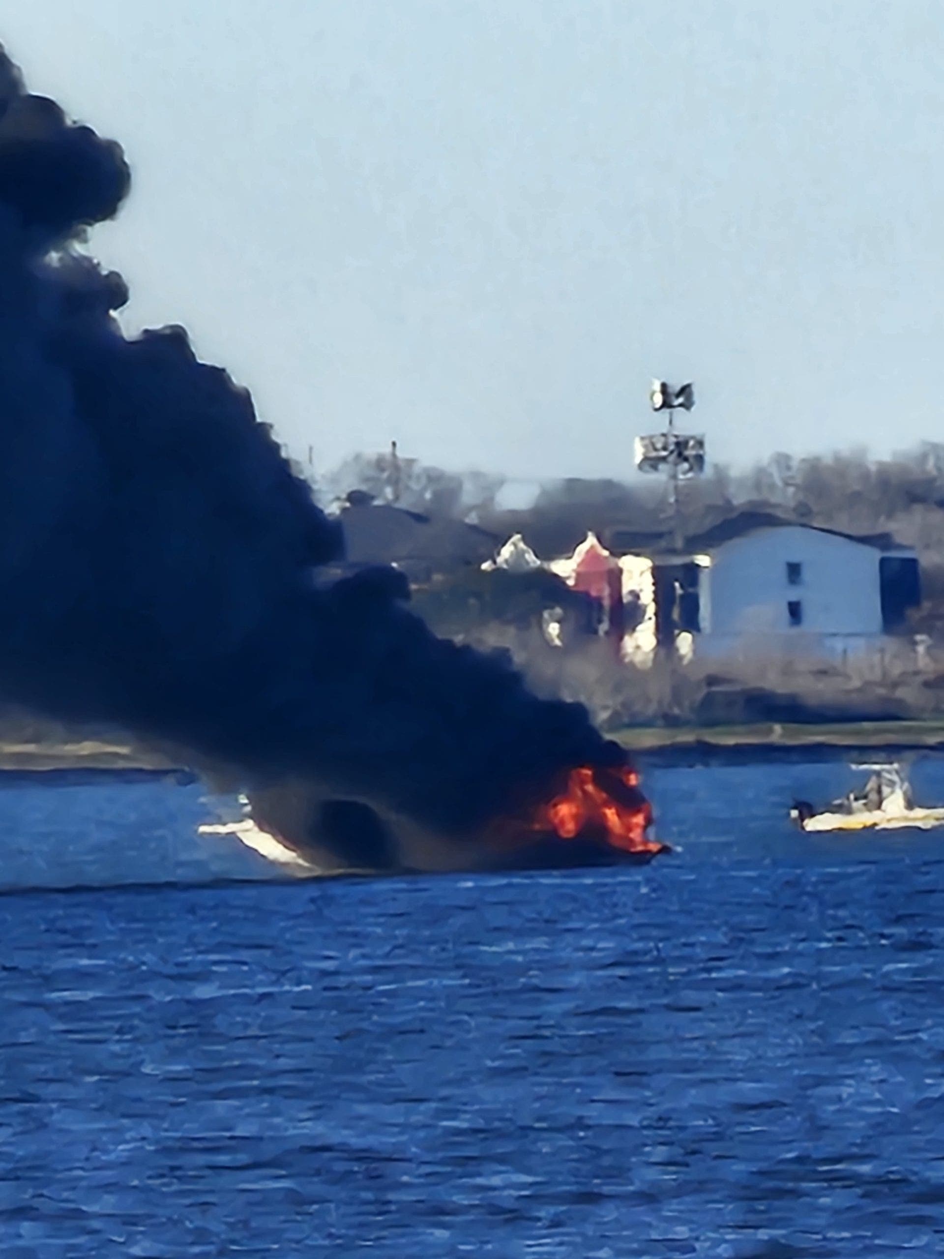 2 escape uninjured after boat bursts into flames on Lake Ray Hubbard